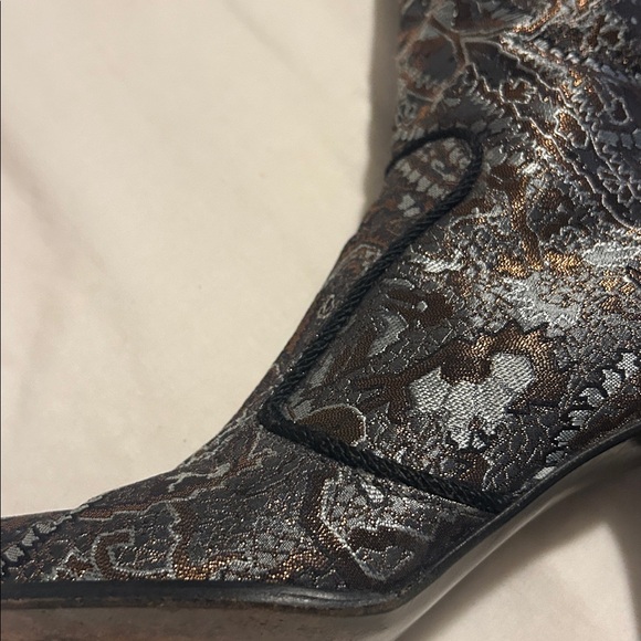 Stuart Weitzman - Picture 9 of 13